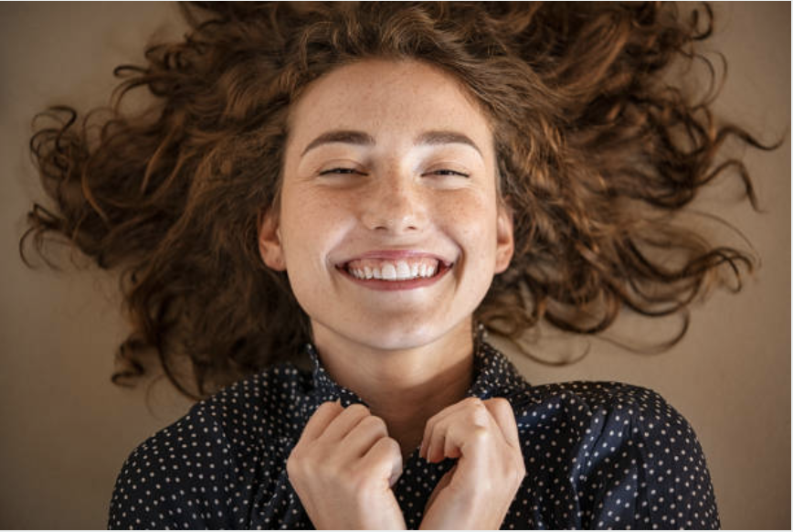 Jeune femme rayonnante de joie — la présence du Saint-Esprit qui transforme et libère