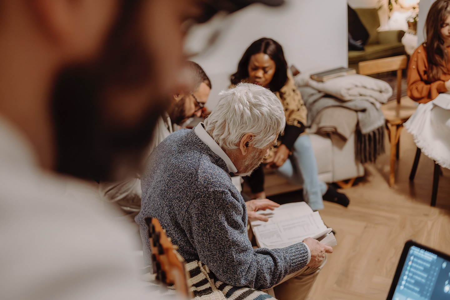 Groupe réuni dans un salon — cellule de maison Connect Gap