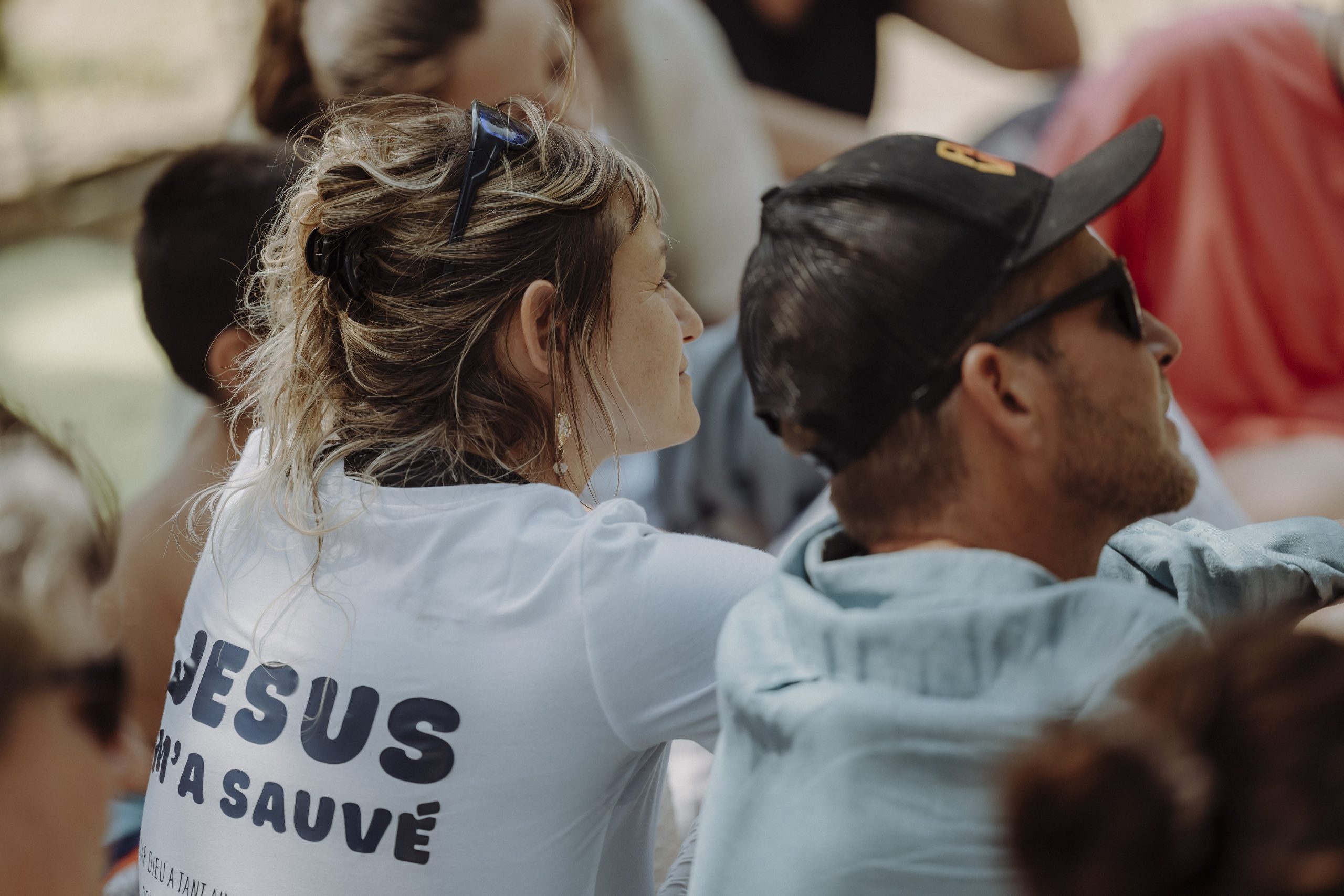 Groupe de jeunes adultes réunis autour d'un feu de camp dans les Alpes, partageant la Bible et la musique au coucher du soleil — Église Connect Gap